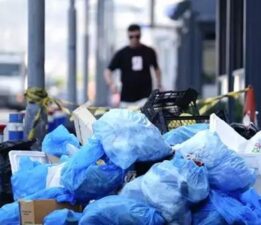 İzmir’de Büyükşehir Belediyesi işçileri grevde! Toplanmayan çöplere tepkiler büyüyor