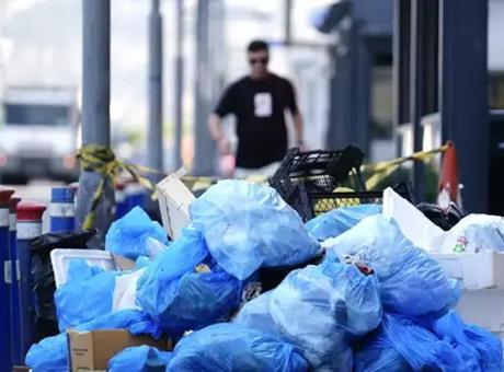 İzmir’de Büyükşehir Belediyesi işçileri grevde! Toplanmayan çöplere tepkiler büyüyor