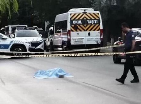 İzmir’de korkunç olay! Yola yatan kadının üzerinden 2 otomobil geçti