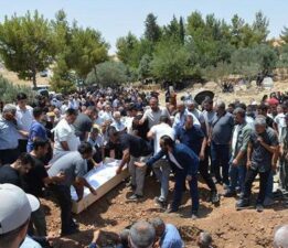 İzmir’de ölen 3 kardeş, Mardin’de yan yana toprağa verildi