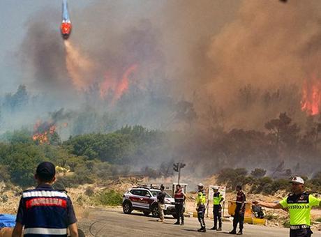 İzmir’de orman yangını! Takviye ekip gönderildi: Alevler evlere sıçradı