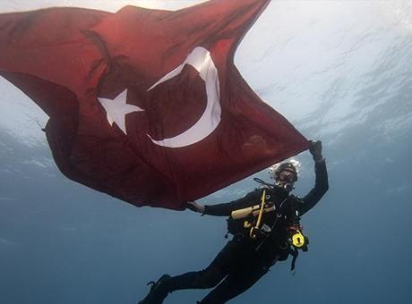 Jandarma’nın 186. yılı su altında pankartla kutlandı! Bakan Yerlikaya’dan ‘Teşekkür’ mesajı