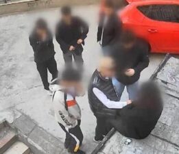 Kadıköy’de eli bıçaklı çocuk gaspçılar dehşet saçtı! Kolyeyi çalıp kaçtılar