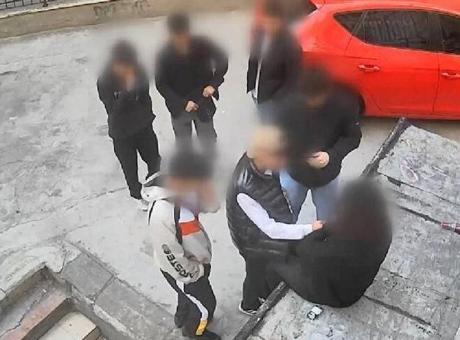 Kadıköy’de eli bıçaklı çocuk gaspçılar dehşet saçtı! Kolyeyi çalıp kaçtılar