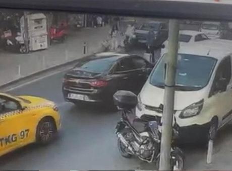 Kağıthane’de feci kaza! Fren yerine gaza bastı: 4 araca çarptı