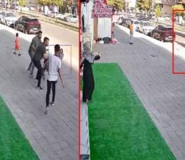 Kaldırımda başlayan kavga feci sonla bitti! Dengesini kaybetti, minibüsün altında can verdi