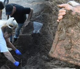 Kepçe takıldı, bir anda ortaya çıktı: Belgeselgibi seyrediyoruz, ne çıkacağını merak ediyoruz