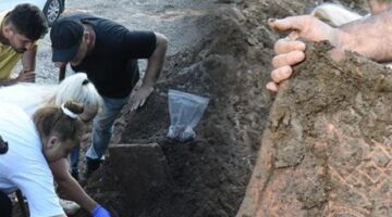 Kepçe takıldı, bir anda ortaya çıktı: Belgeselgibi seyrediyoruz, ne çıkacağını merak ediyoruz