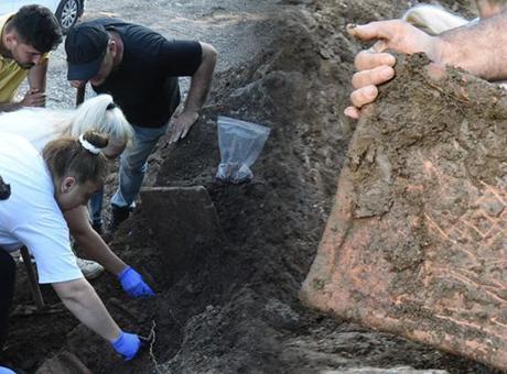 Kepçe takıldı, bir anda ortaya çıktı: Belgeselgibi seyrediyoruz, ne çıkacağını merak ediyoruz