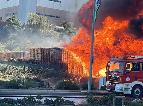 Kocaeli’de palet deposunda yangın: Ekipler seferber oldu