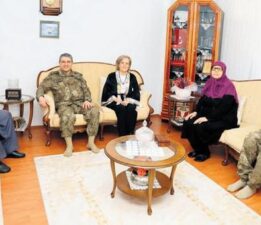 Komutandan şehit ailelerine ziyaret
