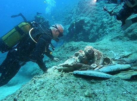 Kültür Bakanı Mehmet Nuri Ersoy, Antalya’daki seramik batığına dalış yaptı