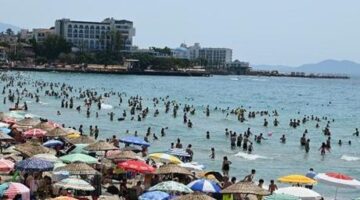 Kuşadası’nda bayram yoğunluğu! Plajlar doldu taştı