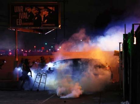 Los Angeles karıştı: Trump ulusal muhafızları bölgeye gönderiyor, işte kaostan görüntüler