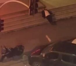 Merdivenlerde uyuyakalan adamı dubayla uyandırmaya çalıştı