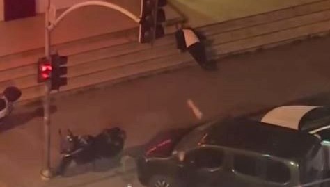 Merdivenlerde uyuyakalan adamı dubayla uyandırmaya çalıştı