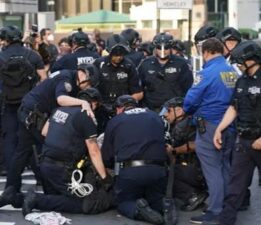 New York’ta düzensiz göçmenlere destek protestolarında 65 kişi gözaltına alındı