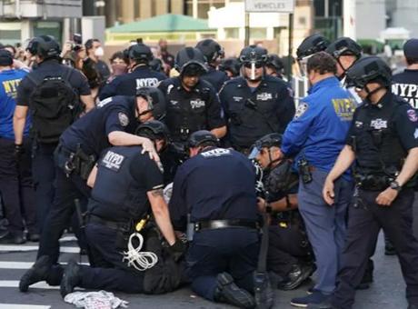New York’ta düzensiz göçmenlere destek protestolarında 65 kişi gözaltına alındı