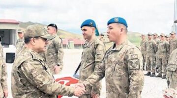 Orgeneral Bayraktaroğlu, Mehmetçik ile bayramlaştı