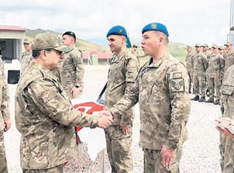 Orgeneral Bayraktaroğlu, Mehmetçik ile bayramlaştı