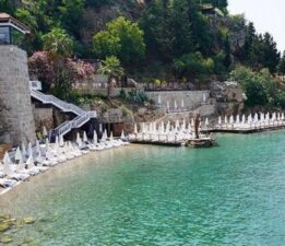 Plajdaki 1000 liralık şezlong ücreti, yarıya düşürüldü