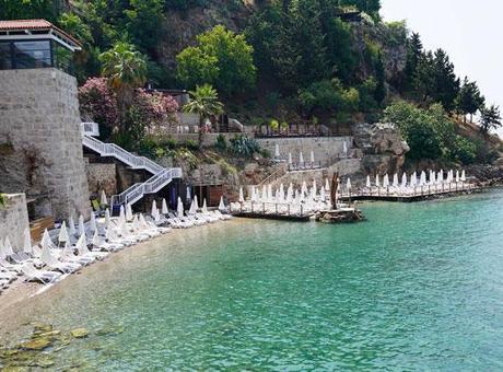 Plajdaki 1000 liralık şezlong ücreti, yarıya düşürüldü
