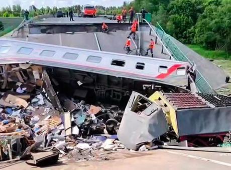 Rusya’da iki köprü ‘patlamalarla’ çöktü: 7 ölü