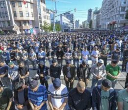 Rusya’da Müslümanlar, Kurban Bayramı namazında camilerden sokaklara taştı