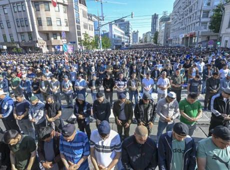 Rusya’da Müslümanlar, Kurban Bayramı namazında camilerden sokaklara taştı