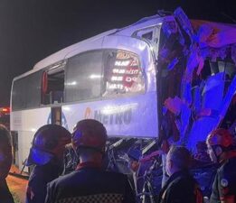 Sakarya’da yolcu otobüsü TIR’a çarptı: Çok sayıda yaralı var