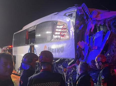 Sakarya’da yolcu otobüsü TIR’a çarptı: Çok sayıda yaralı var