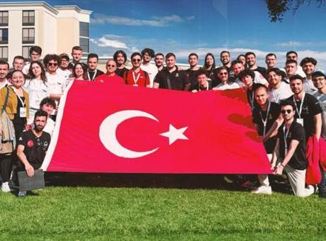 Selçuk Bayraktar tebrik etti! Türk takımları ABD’deki model uydu yarışmasında öne çıktı