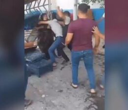 Semt pazarı savaş alanına döndü: Kadın ve pazarcı kasalarla birbirine girdi
