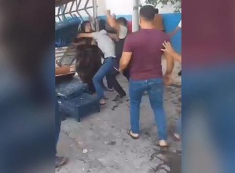 Semt pazarı savaş alanına döndü: Kadın ve pazarcı kasalarla birbirine girdi