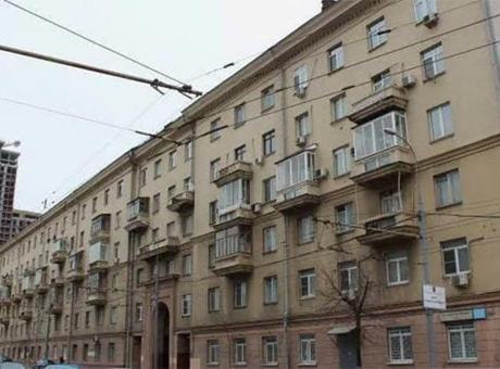 Sokak kedisini beslemeye çalışırken pencereden düşerek hayatını kaybetti