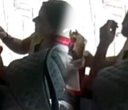 Şoke eden olay! Kopardığı saçını tostunun içine koydu
