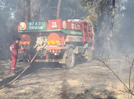 Son dakika: Antalya’da iki farklı ilçede orman yangını