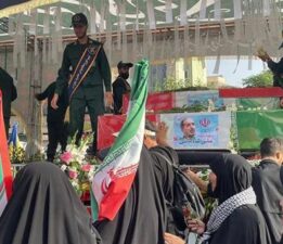SON DAKİKA! İRAN’DA İSRAİL SALDIRILARINDA HAYATINI KAYBEDENLER İÇİN TARİHİ CENAZE TÖRENİ: YÜZ BİNLER SOKAKTA