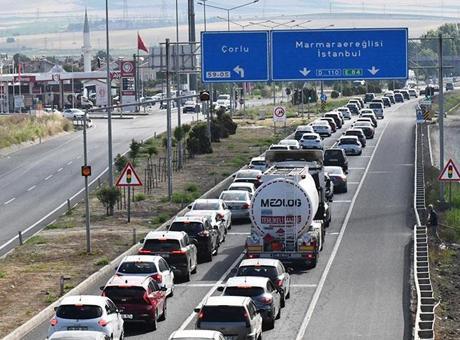 Tatil bitti! İstanbul’a dönüş yolculuğu başladı: İlçeden 15 bin araç çıkış yaptı
