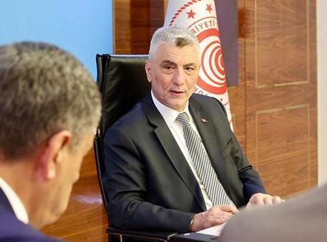 Ticaret Bakanı Ömer Bolat, uluslararası nakliyecilerle bir araya geldi