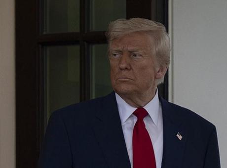 Trump, 12 ülkeden ABD’ye seyahati yasakladı