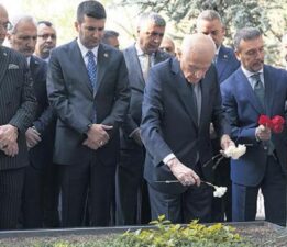 Yeni dönem için ‘4 adım’ çağrısı! MHP lideri Devlet Bahçeli, Türkeş’in kabrini ziyaret etti