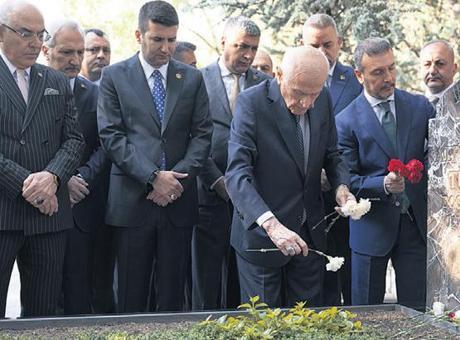 Yeni dönem için ‘4 adım’ çağrısı! MHP lideri Devlet Bahçeli, Türkeş’in kabrini ziyaret etti
