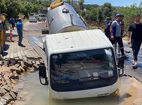 Yer: Bodrum! Tanker çöken yola gömüldü, mahalleli isyan etti