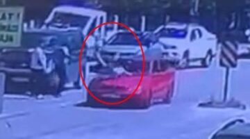 Yola aniden çıkan çocuğa otomobil çarptı: Kaza anı kamerada