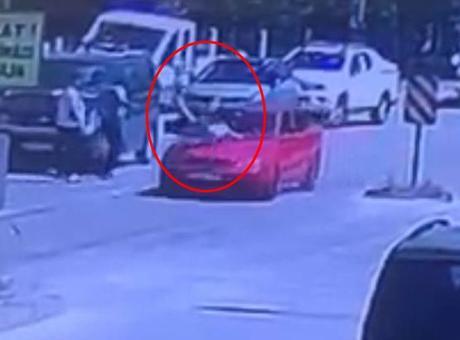 Yola aniden çıkan çocuğa otomobil çarptı: Kaza anı kamerada