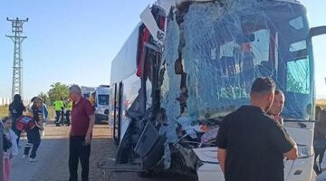 Yolcu otobüsü TIR’a çarptı: Çok sayıda yaralılar var