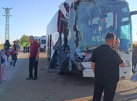 Yolcu otobüsü TIR’a çarptı: Çok sayıda yaralılar var
