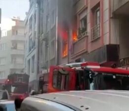 Zeytinburnu’nda 3 katlı binada yangın! Balkondan atlayan çocuk yaralandı