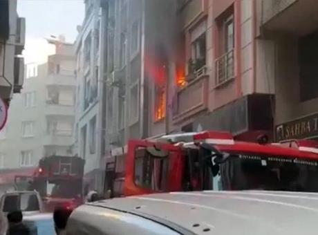 Zeytinburnu’nda 3 katlı binada yangın! Balkondan atlayan çocuk yaralandı